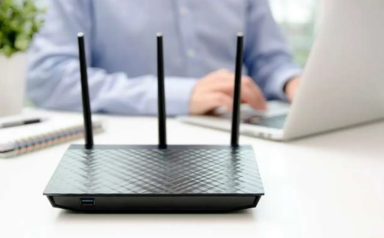 Router en un escritorio.