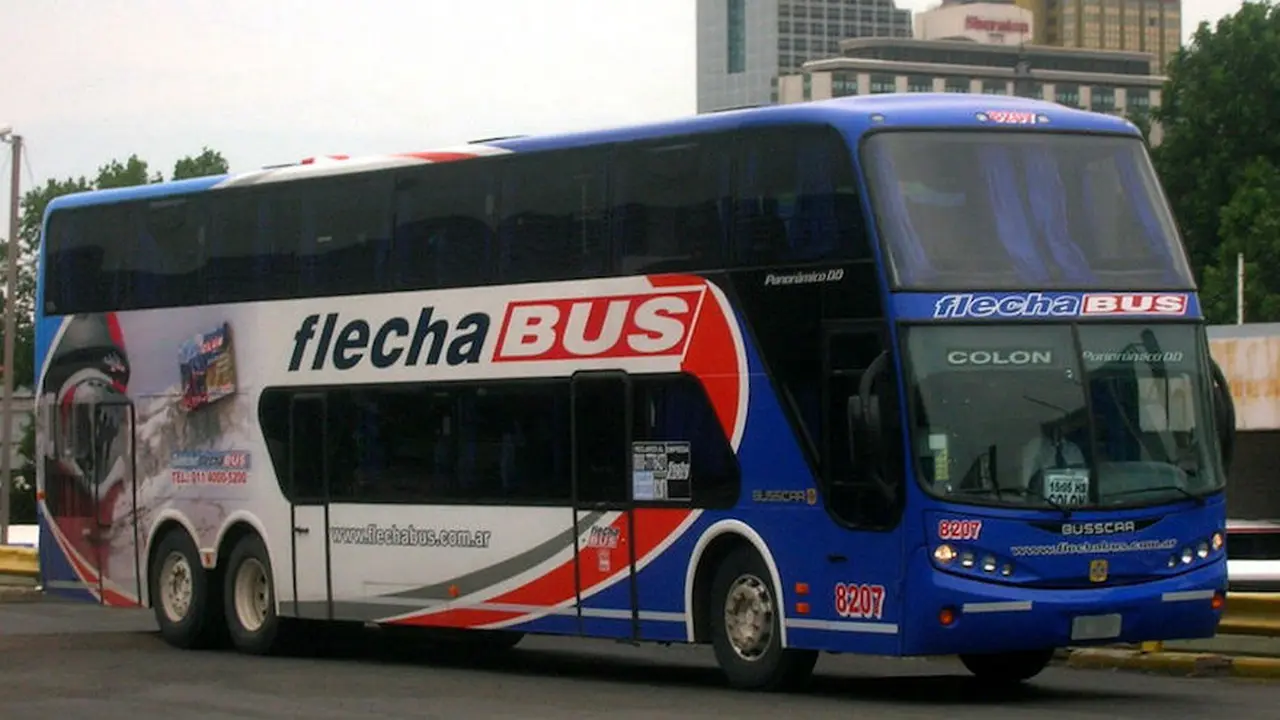 Flecha Bus asegura que está en crisis por la suba de costos y las líneas aéreas low cost
