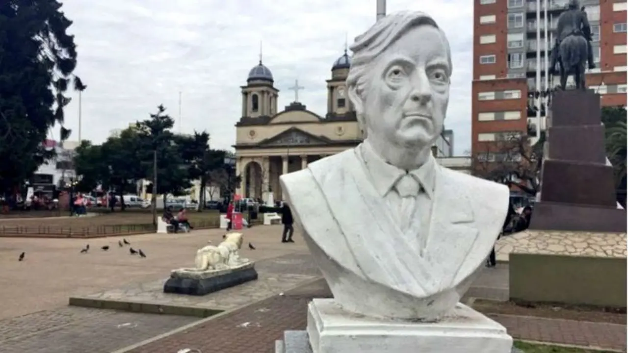 Ordenan al ex de Vidal restituir un busto de Néstor Kirchner