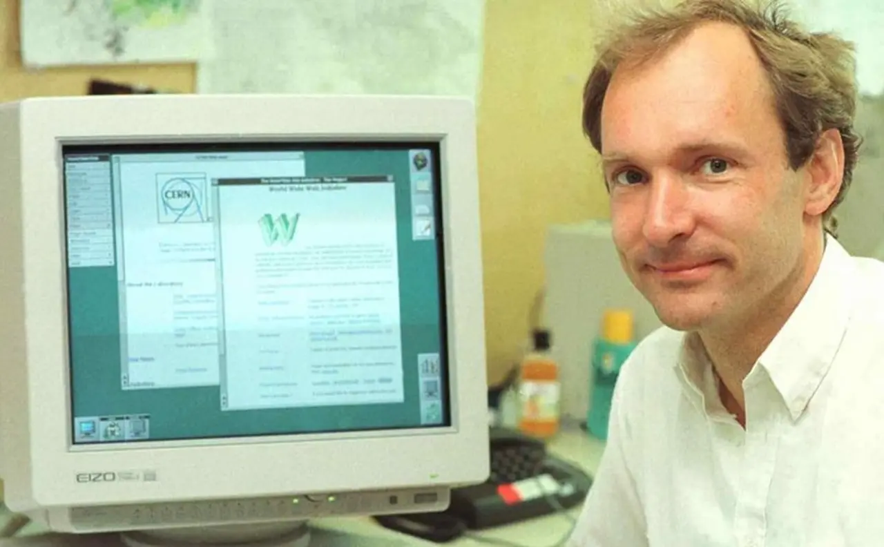 Tim Berners-Lee con la primera página web de la historia.