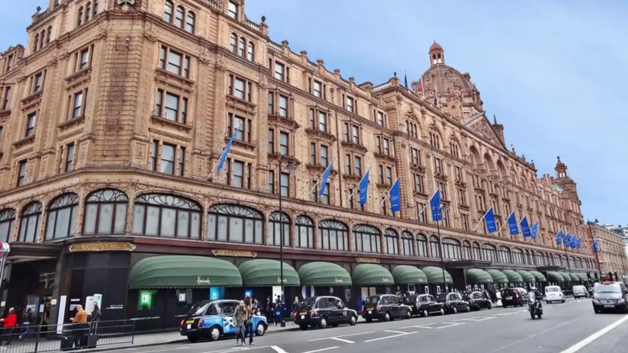 Una mujer gastó u$s21 millones en la tienda Harrods de Londres: ¿por qué la obligaron a revelar su identidad?