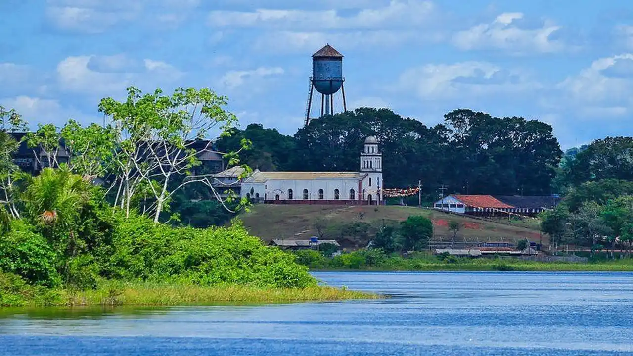 Desde el río, tras navegar en medio de la selva, Fordlandia puede parecer como una ilusión óptica.