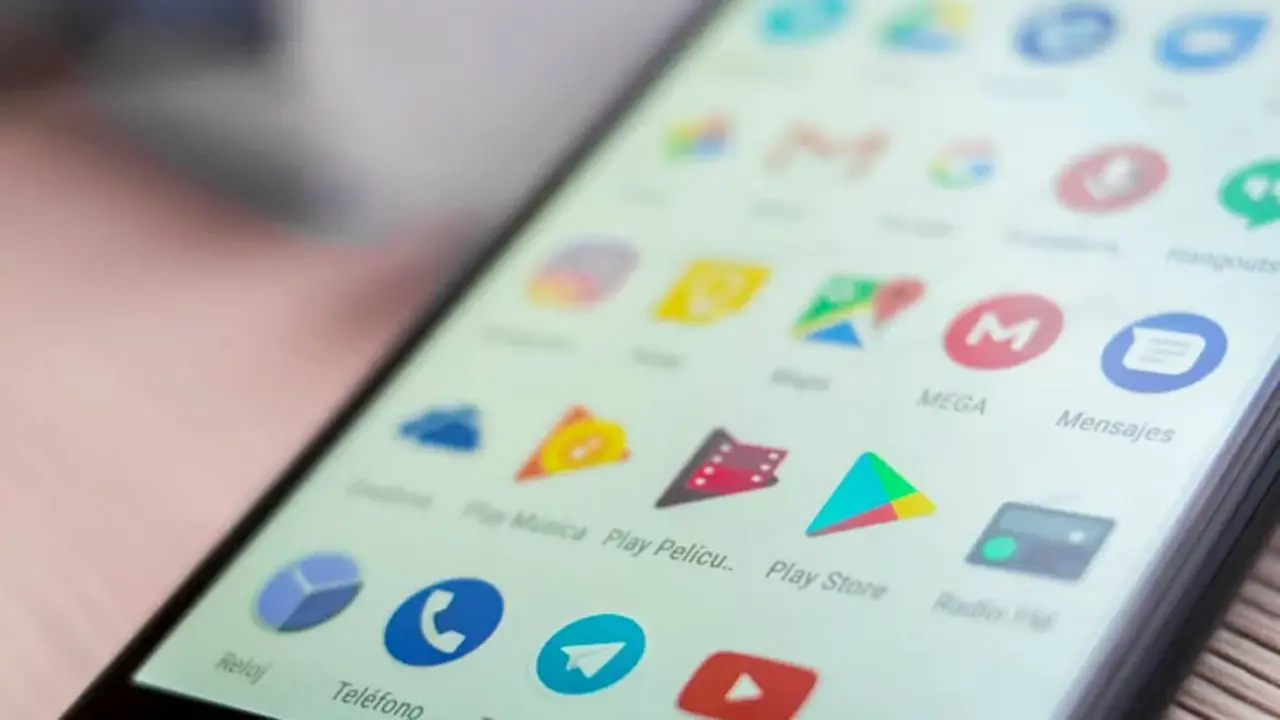 La tienda de aplicaciones de Google es una alternativa para actualizar WhatsApp.