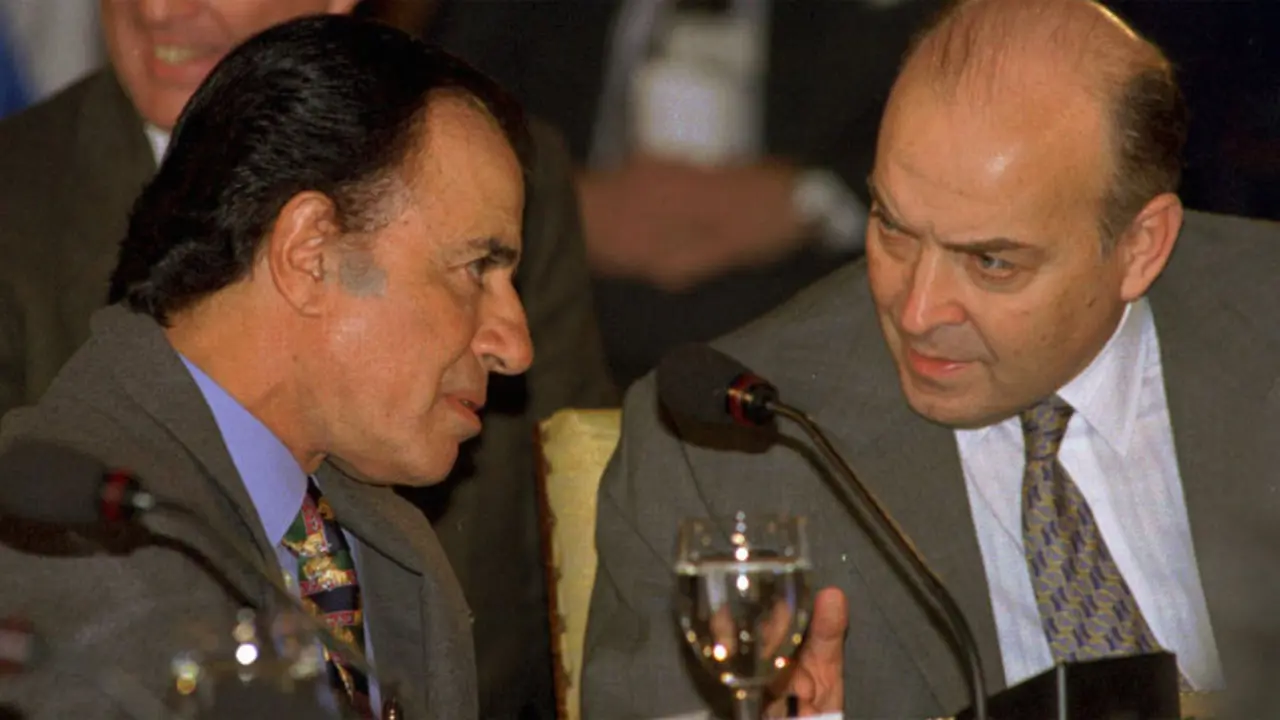 La convertibilidad del peso con el dólar, una obsesión por la que los nostálgicos de los '90 le siguen preguntando a Cavallo.