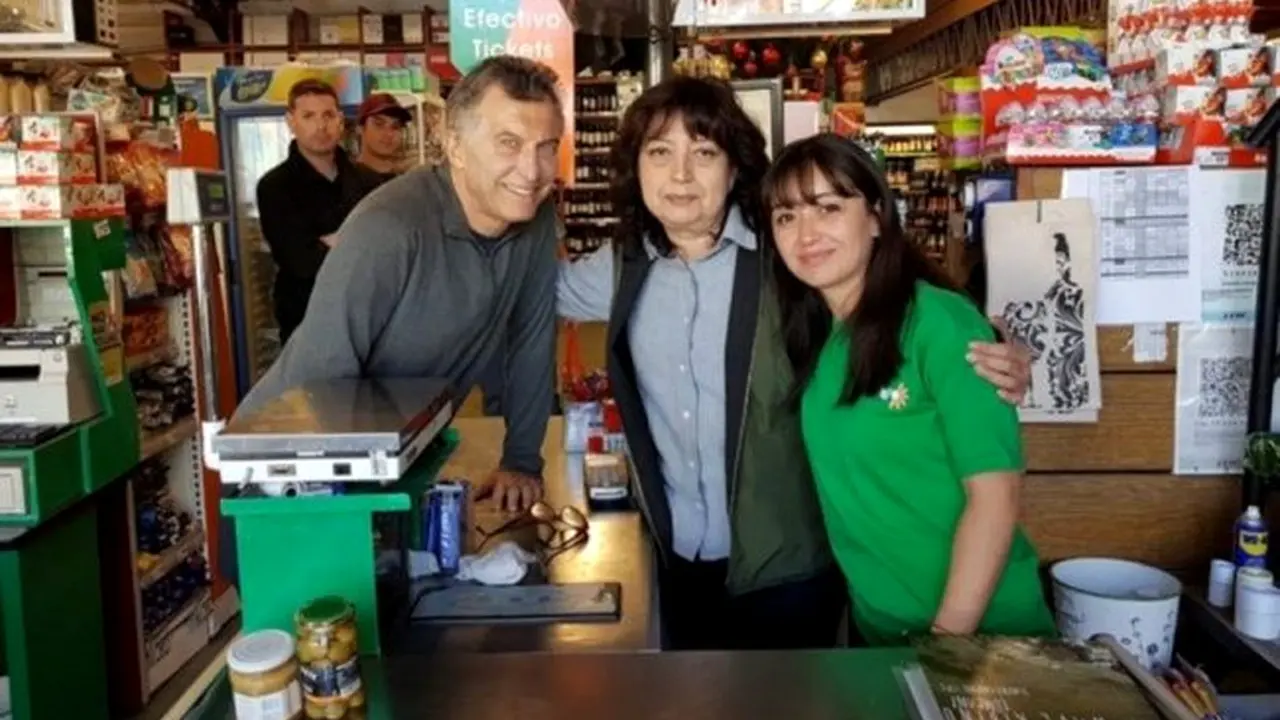 Macri fue al súper en Crocs, la foto se viralizó y estalló la polémica