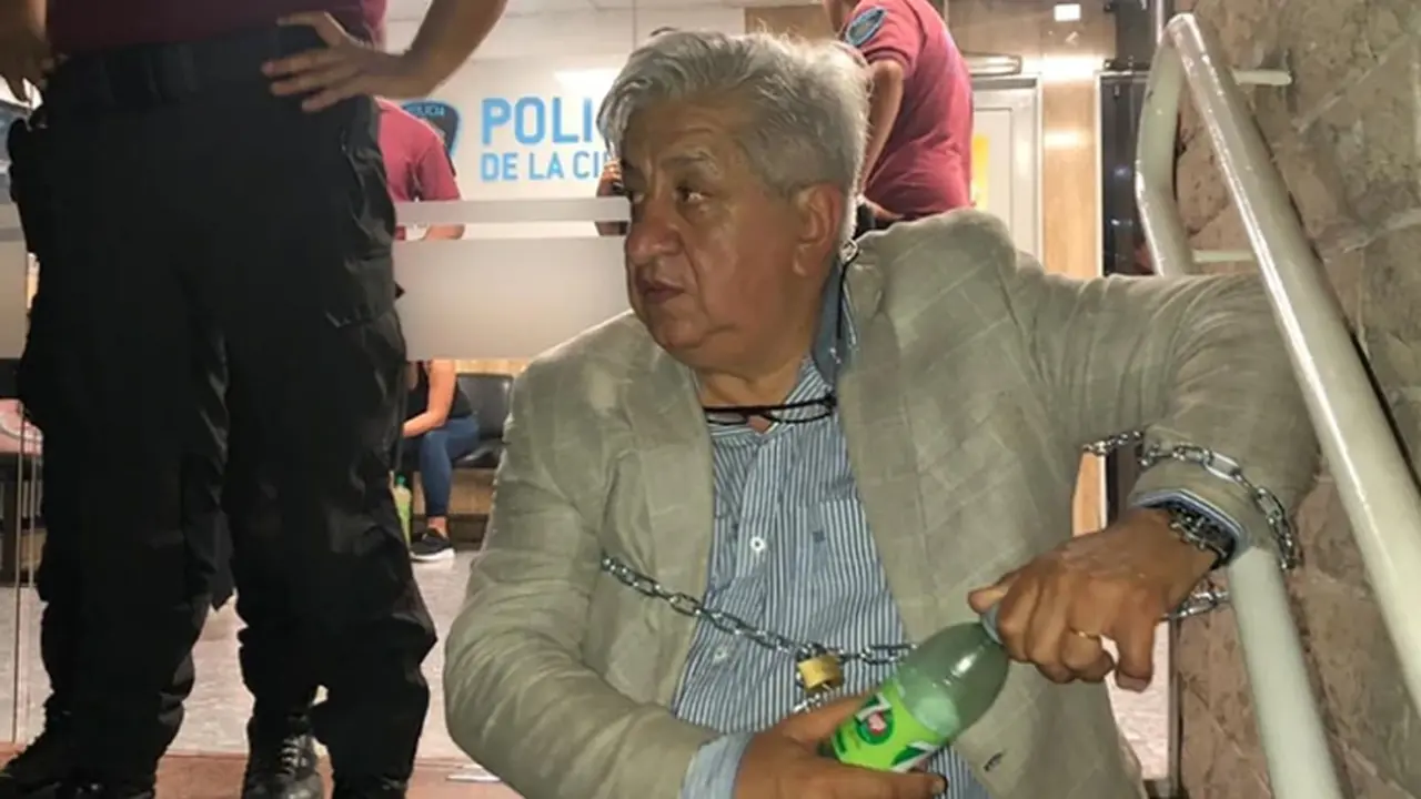 Piumato se encadenó por más de 12 horas en una comisaría para que liberen a sindicalista detenida