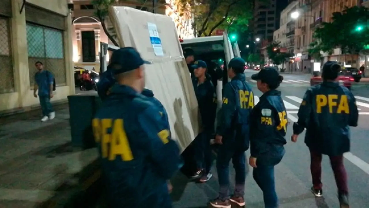 El juez Claudio Bonadio ordenó retirar 31 obras de arte del departamento de Cristina Kirchner