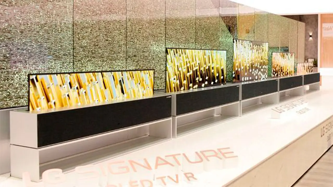 El televisor de LG se desenrollar desde su base.