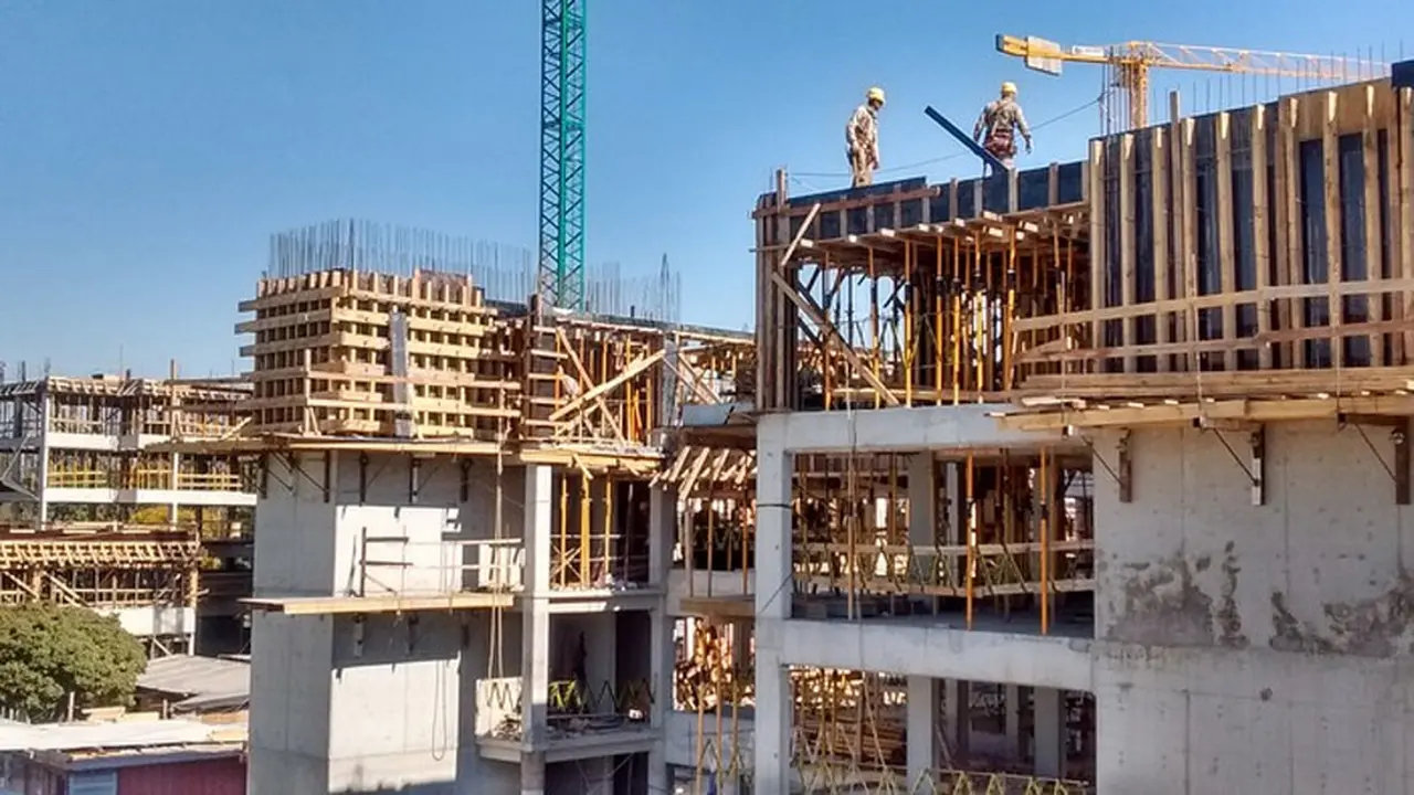 Departamentos: el costo de la construcción bajó 28% en dólares