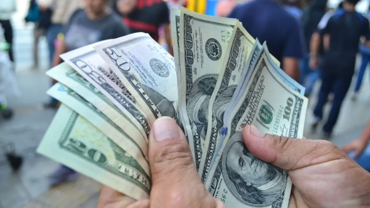 Uno de los elementos que mantienen a la baja el blue es el alto nivel de dolarización de ahorros registrado en los últimos tres años.