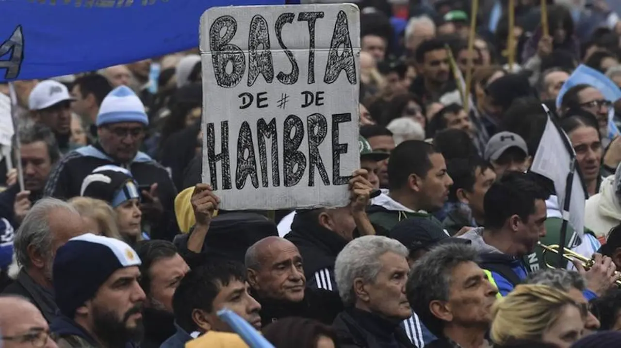 "Los argentinos vuelven a comer solo una vez al día", relata el diario español El País