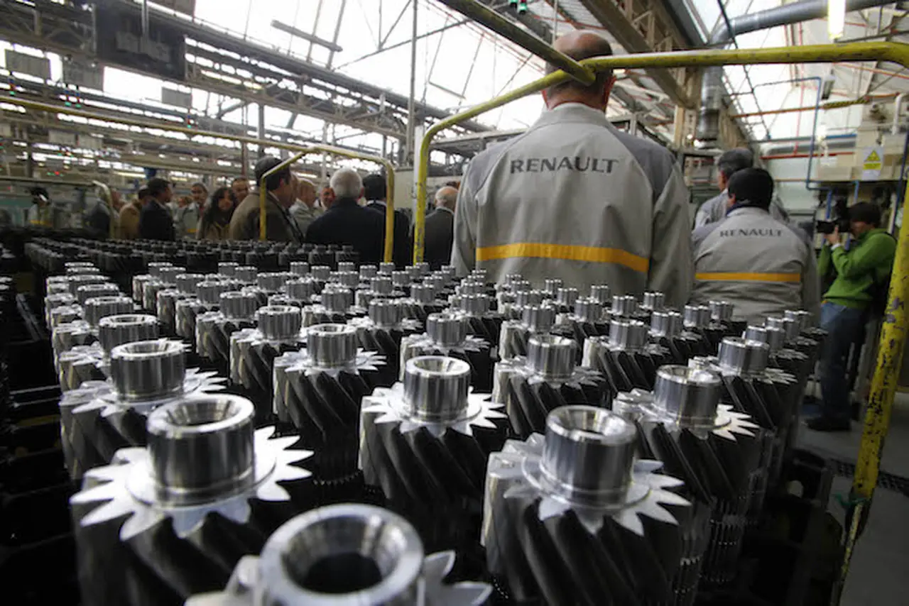 Renault suspende a 1.500 personas hasta el viernes y para la producción