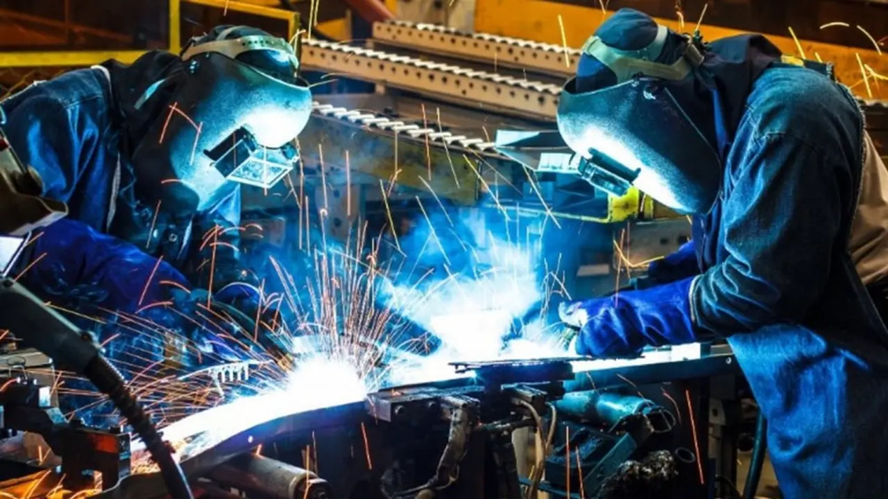 La industria sigue en caída y ya acumula doce meses de fuertes retrocesos, según el INDEC