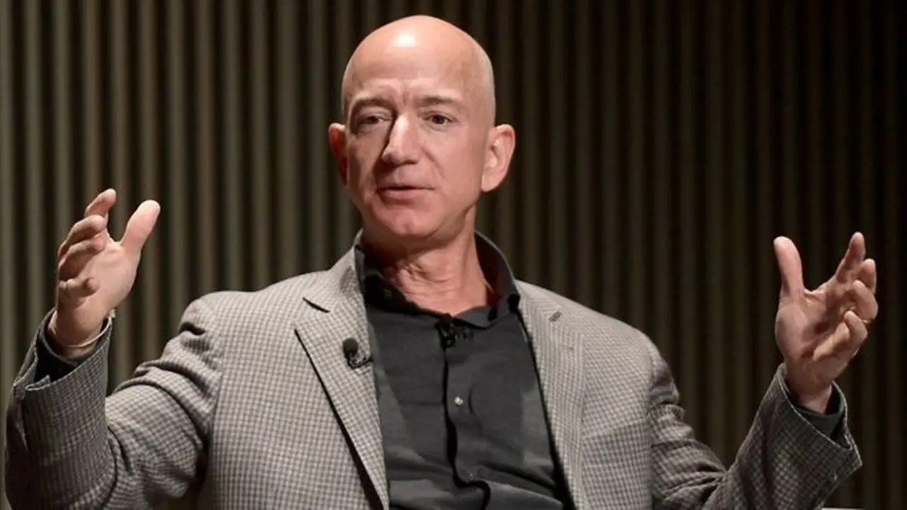 Jeff Bezos, titular de Amazon, sigue siendo el hombre más rico del mundo, con 182.000 millones de dólares.