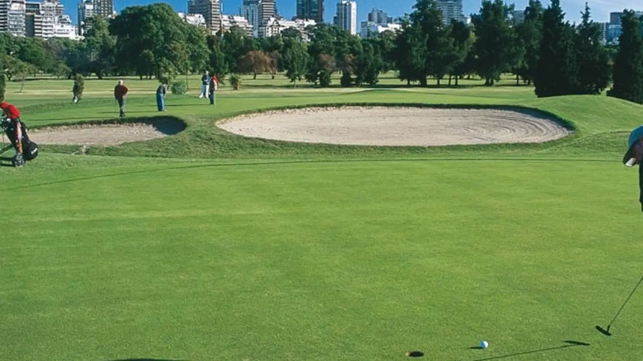 La principal vista de AERA da a un club de golf