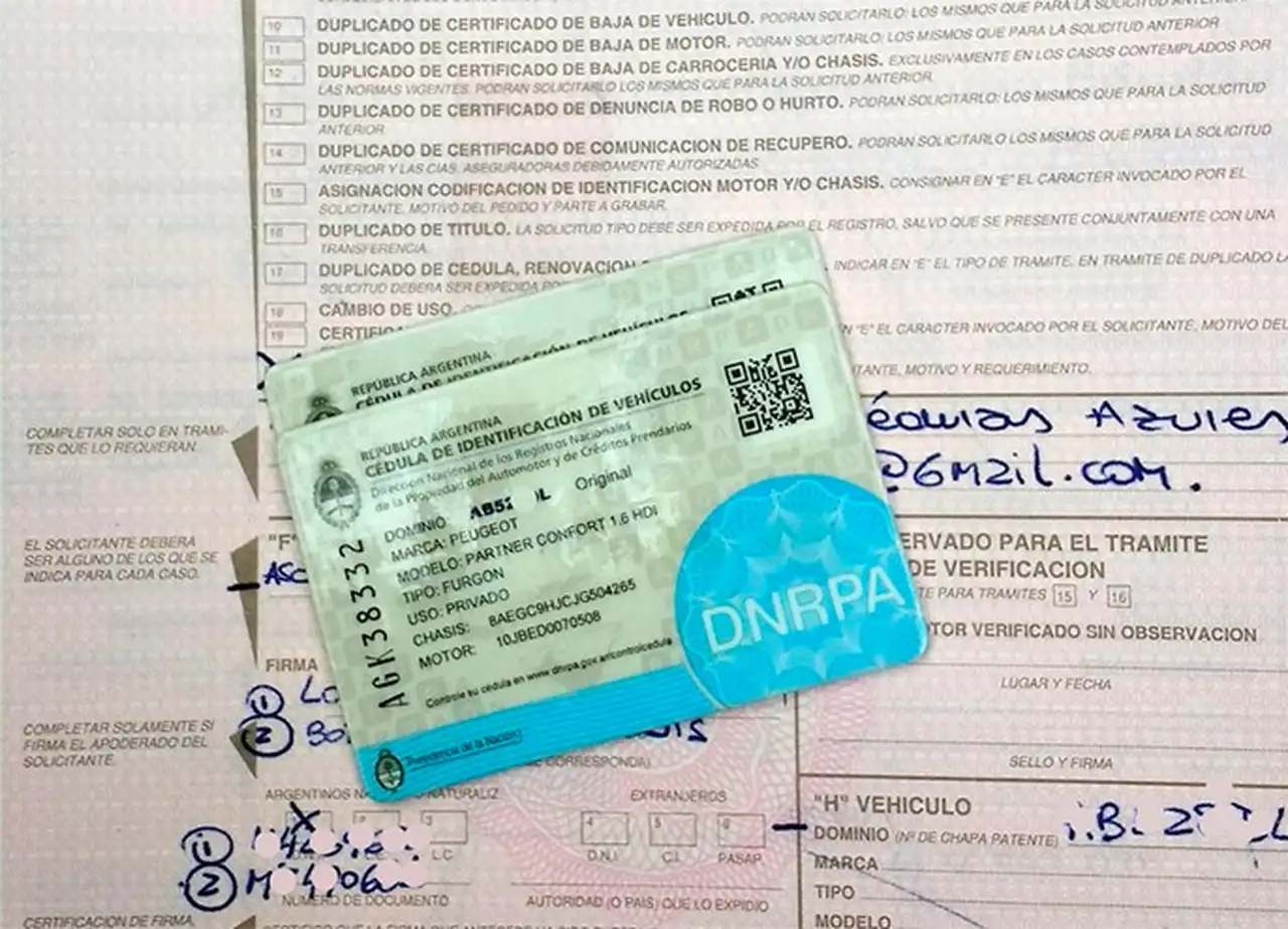 Por falta de plástico, no se pueden imprimir cédulas verdes para los autos