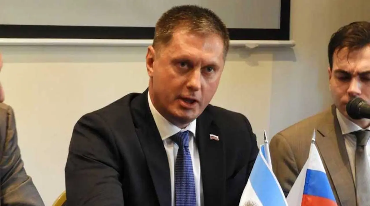 El embajador de la Federación Rusa, Dmitry Feoktistov