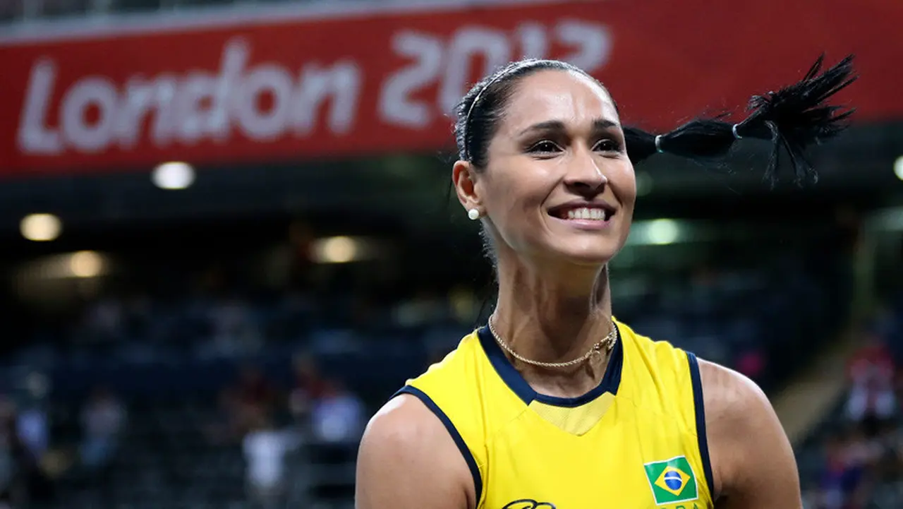 Video: se desmaya bicampeona olímpica de voleibol en plena entrevista