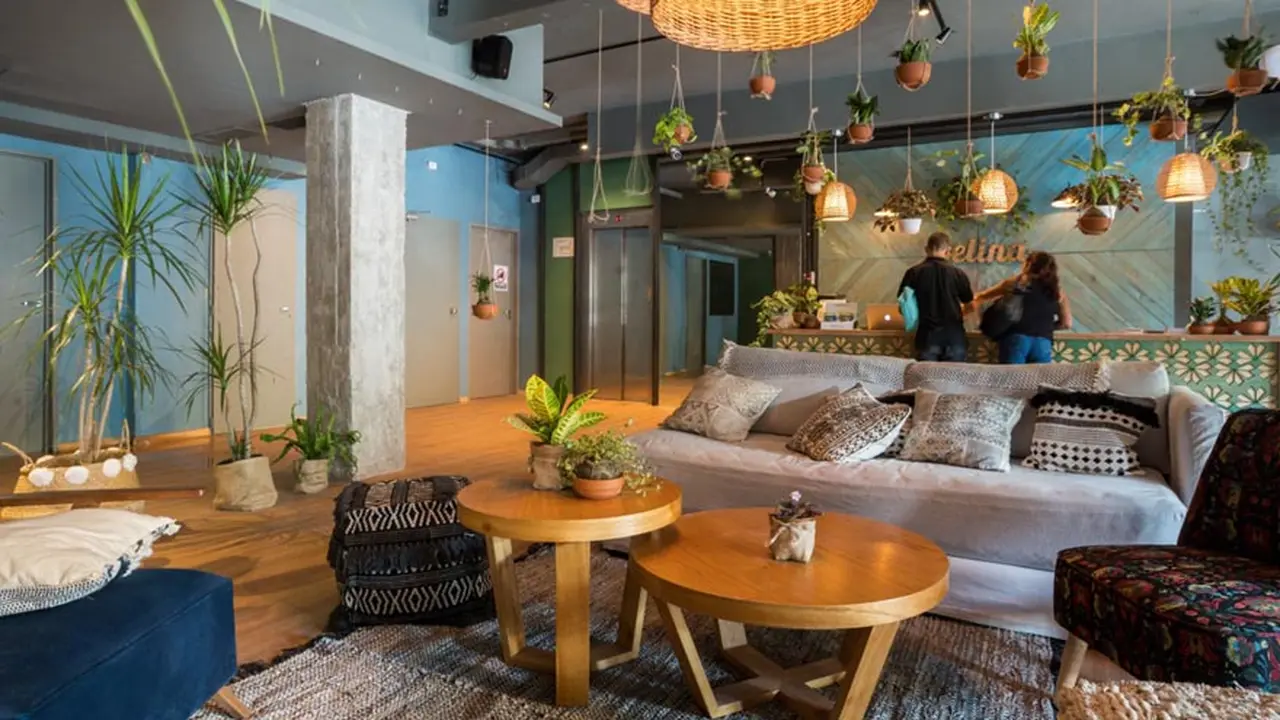 La cadena de hostels con espacios de trabajo Selina, que está presente en la Argentina, es una de las inversiones de Neumann