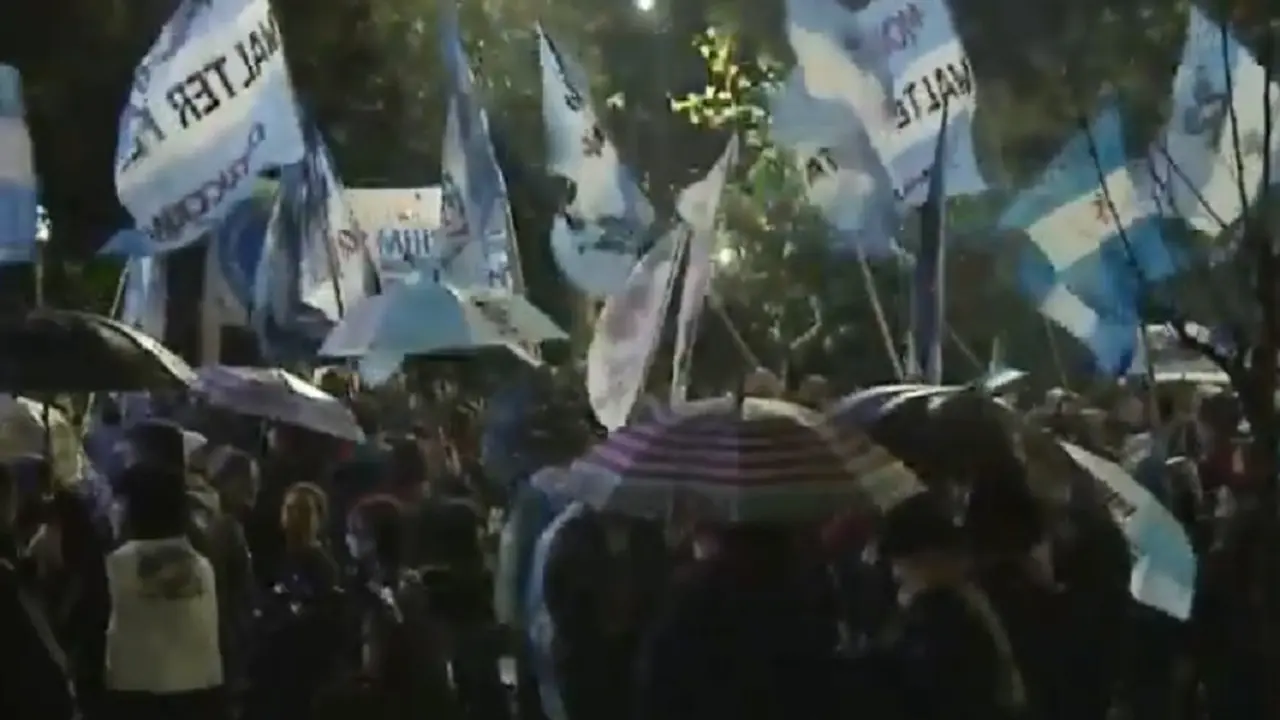 La militancia kirchnerista llegó a La Rural con insultos a Bonadio