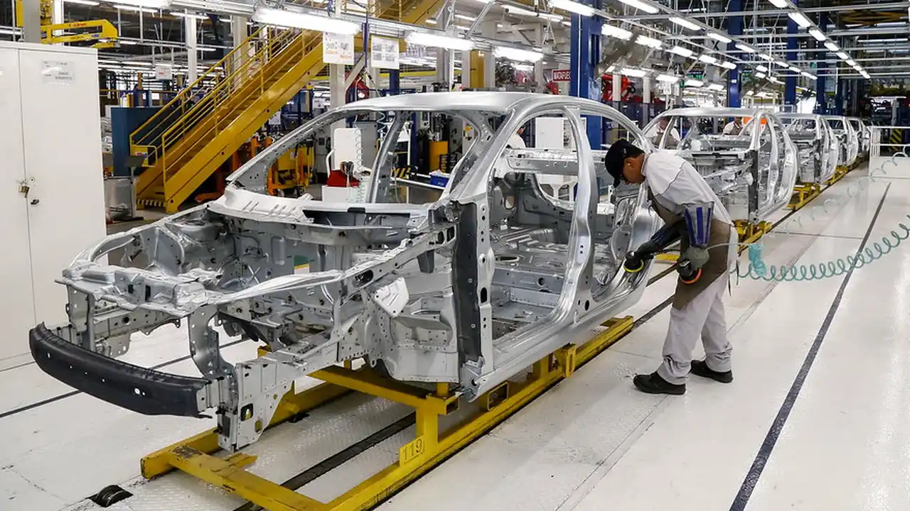 Fiat Cronos en la planta de Ferreyra, fabricando la edición especial 100 años.