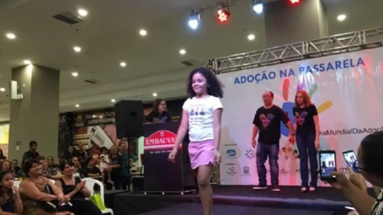 Indignación en Brasil: niños huérfanos desfilan para que los adopten