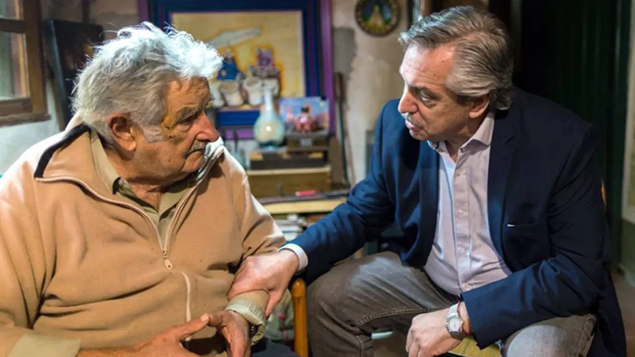Mujica junto a Alberto Fernández, a quien llamó 