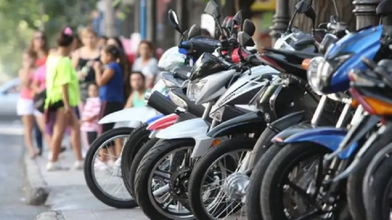 Usar la moto, un medio para evitar la pandemia.