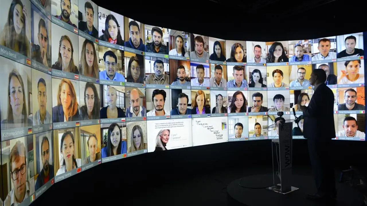 Alumnos de IE Business School asisten a clases virtuales en el 