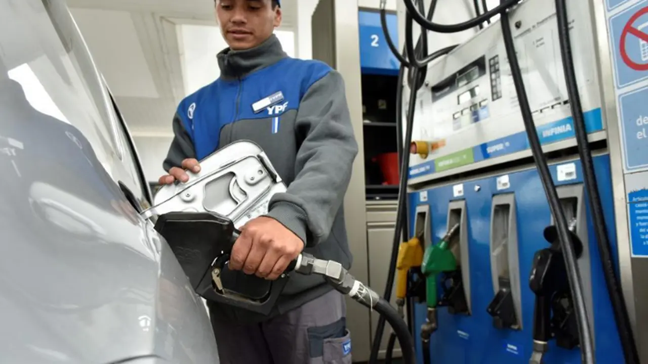 El precio del litro de nafta súper aumentó más de $7 en seis meses