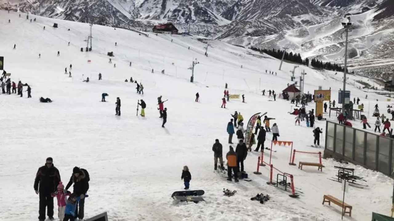 Para esquiar una semana en Las Leñas, una pareja gastaría