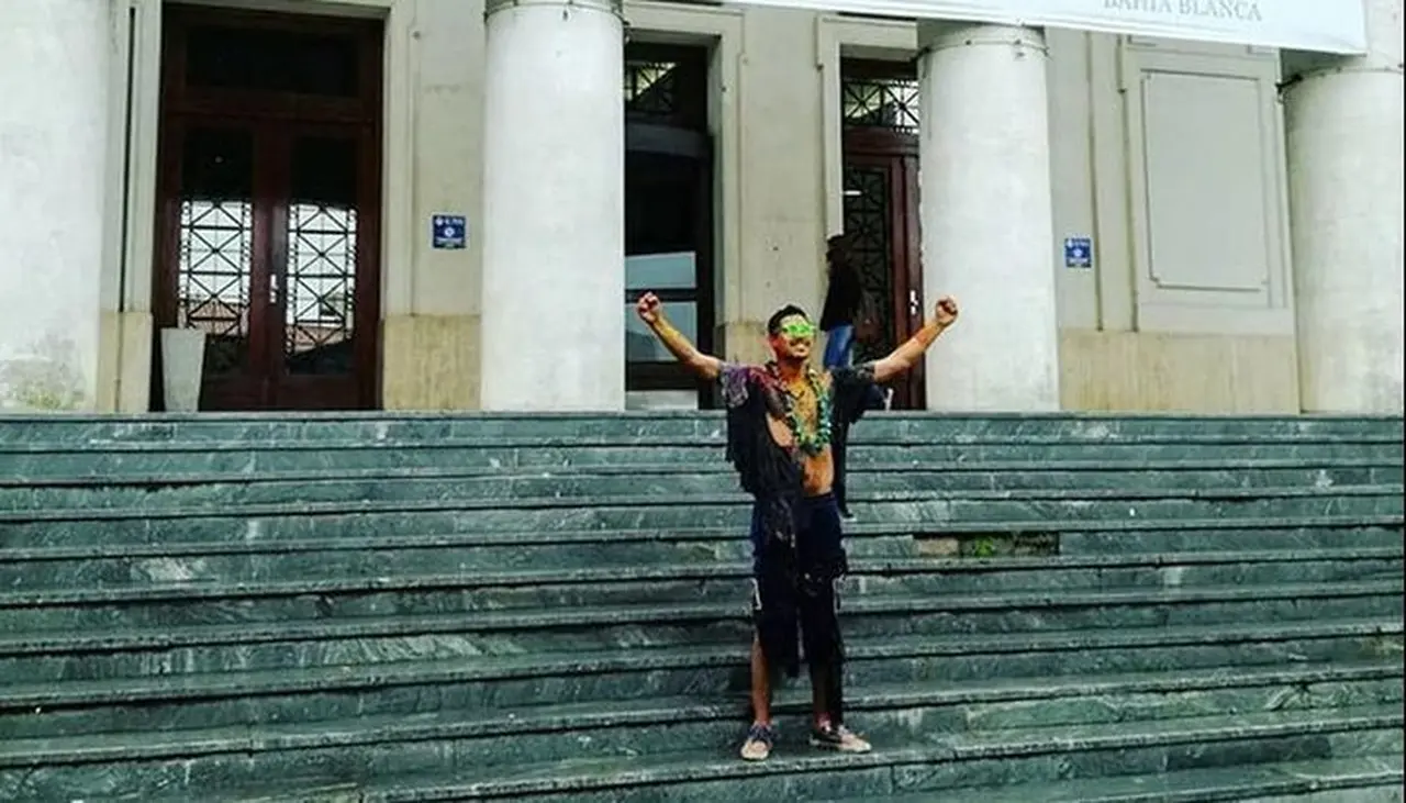 "Soy el dolor de espalda de mi viejo": la conmovedora carta de un joven que se recibió de licenciado en química