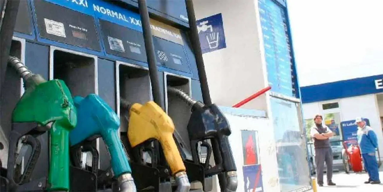 Por la inflación, el consumo de nafta premium se desplomó 25% en el primer semestre