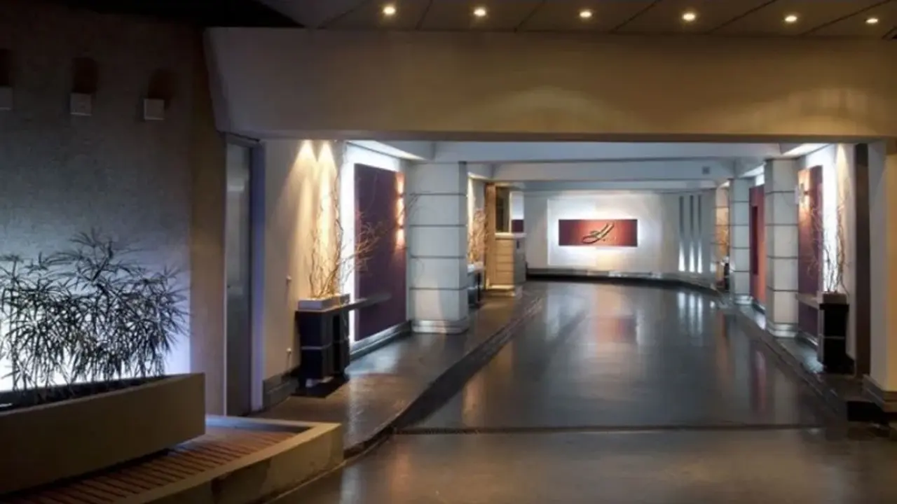 La entrada de un  hotel alojamiento