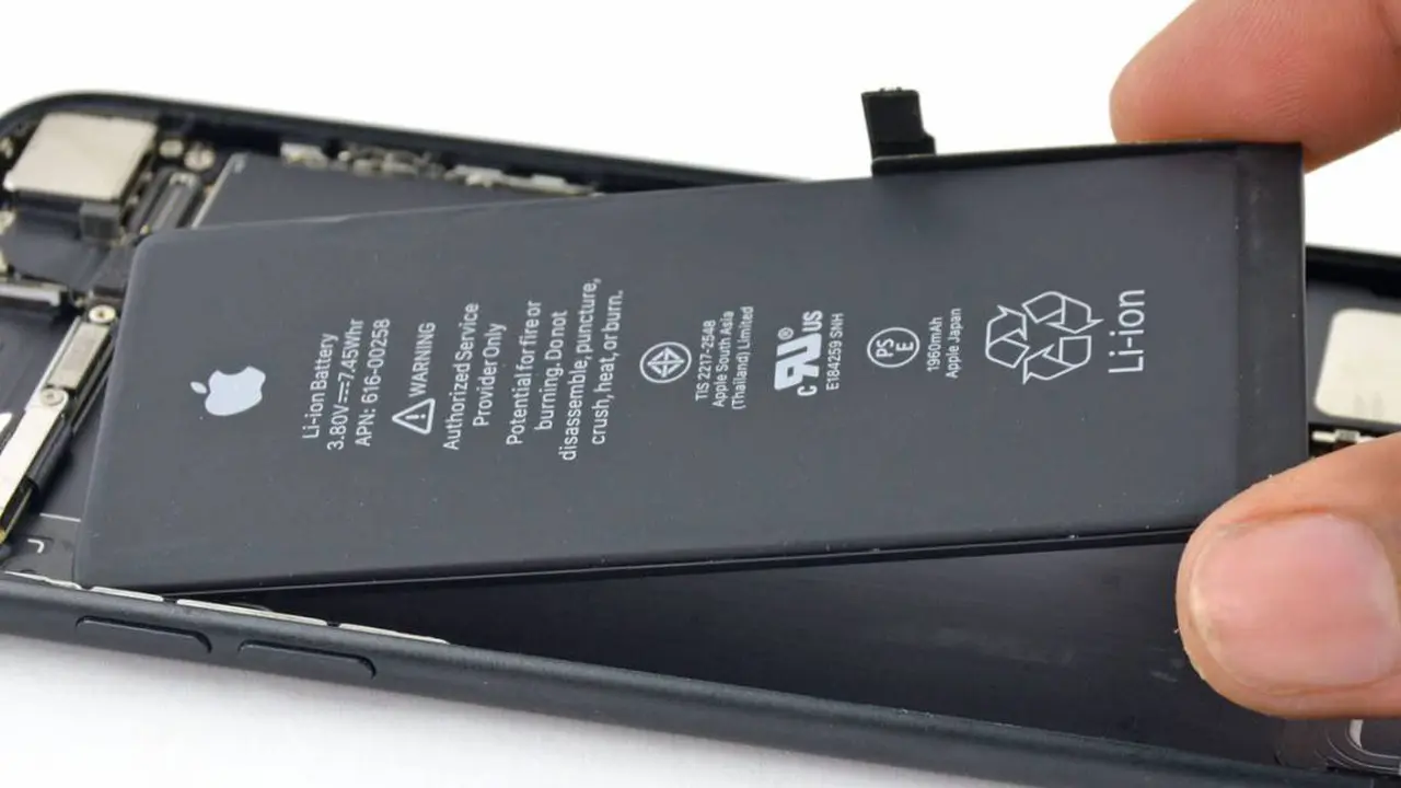 Cada vez hay menos celulares que permitan extraer su batería.