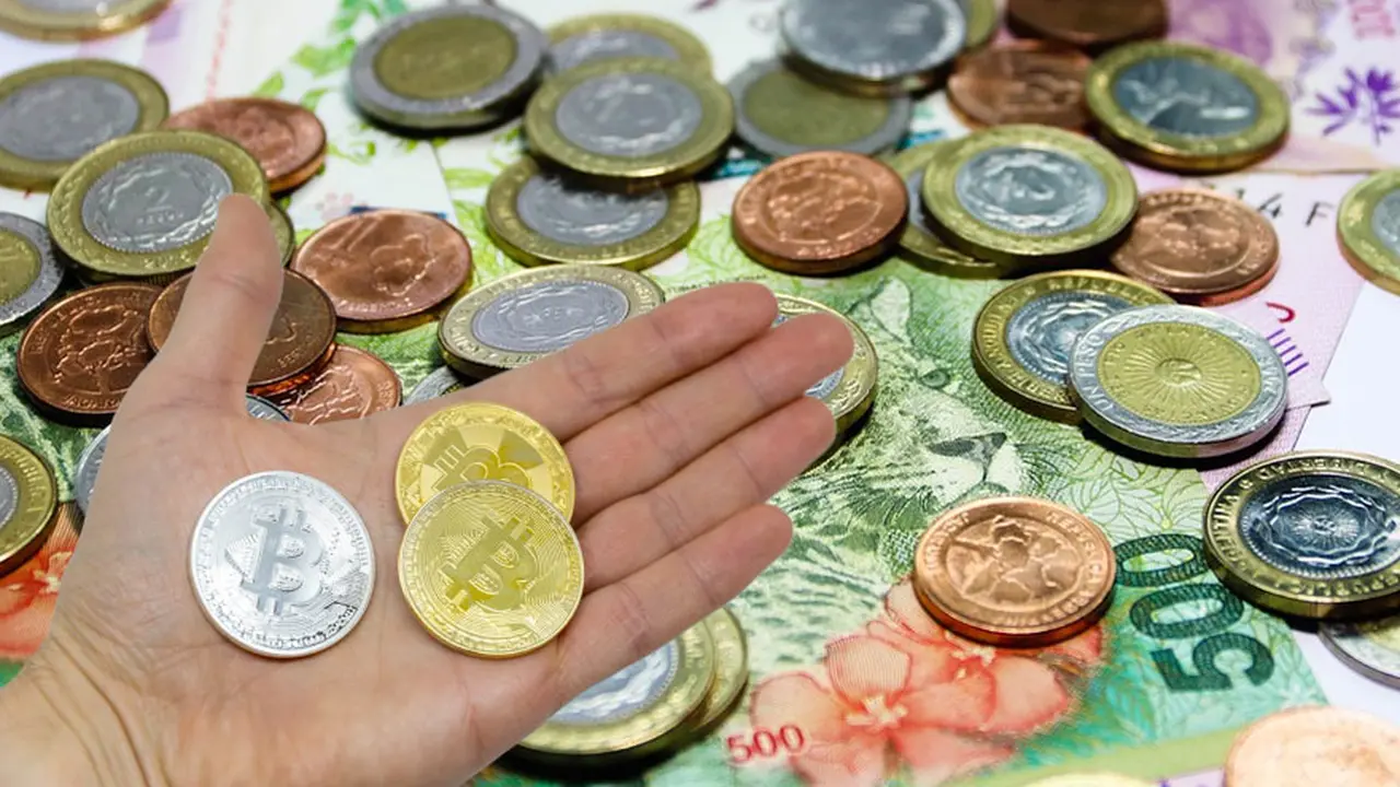 Es una moneda completamente virtual, lo que hace que sea ideal para realizar transacciones y pagos internacionales.