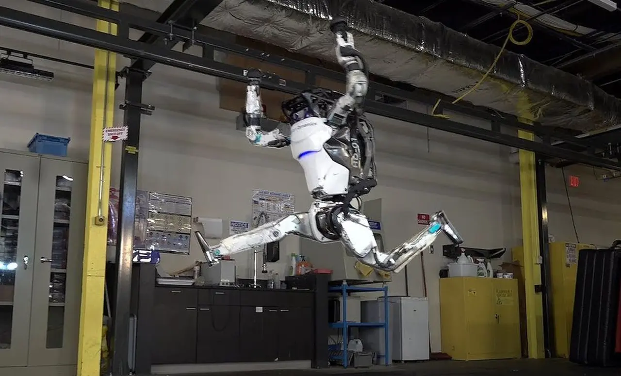 Video: Atlas, el robot de Boston Dynamics, cada vez más cerca de tener la agilidad de un humano