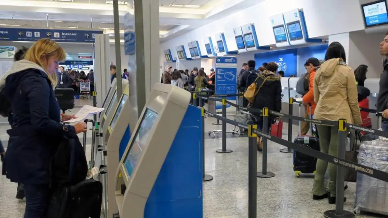 La pesada carga impositiva complica el valor de los pasajes aéreos.