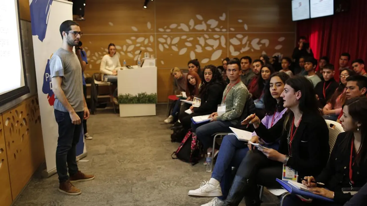 Google capacita a jóvenes en marketing digital y habilidades blandas