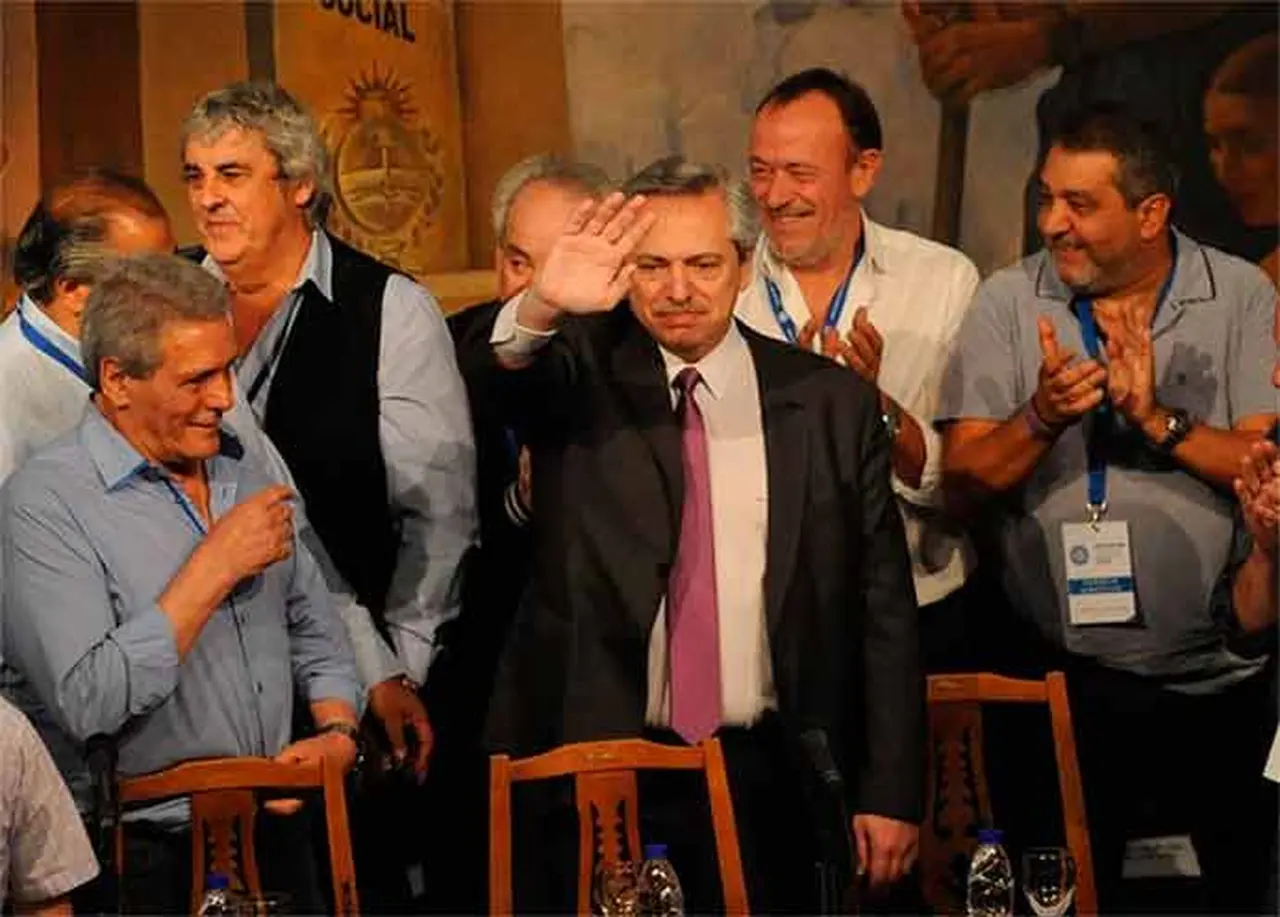 El Gobierno llama a la CGT para cerrar el nuevo esquema de subas por decreto y blindar la ley de emergencia