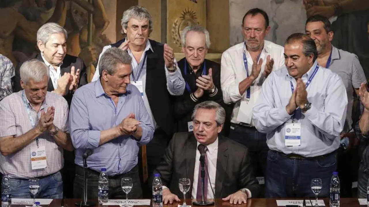 El cotitular de la CGT, Carlos Acuña (izquierda), habría avalado el pago del aguinaldo en cuotas. Su par, Héctor Daer (derecha), en cambio, se había pronunciado en contra.