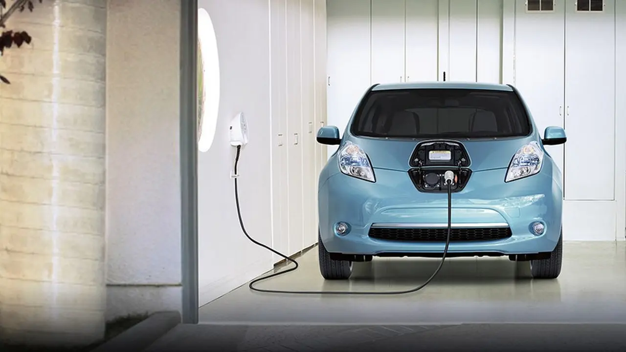 Nissan Leaf, recargando baterías en una casa.