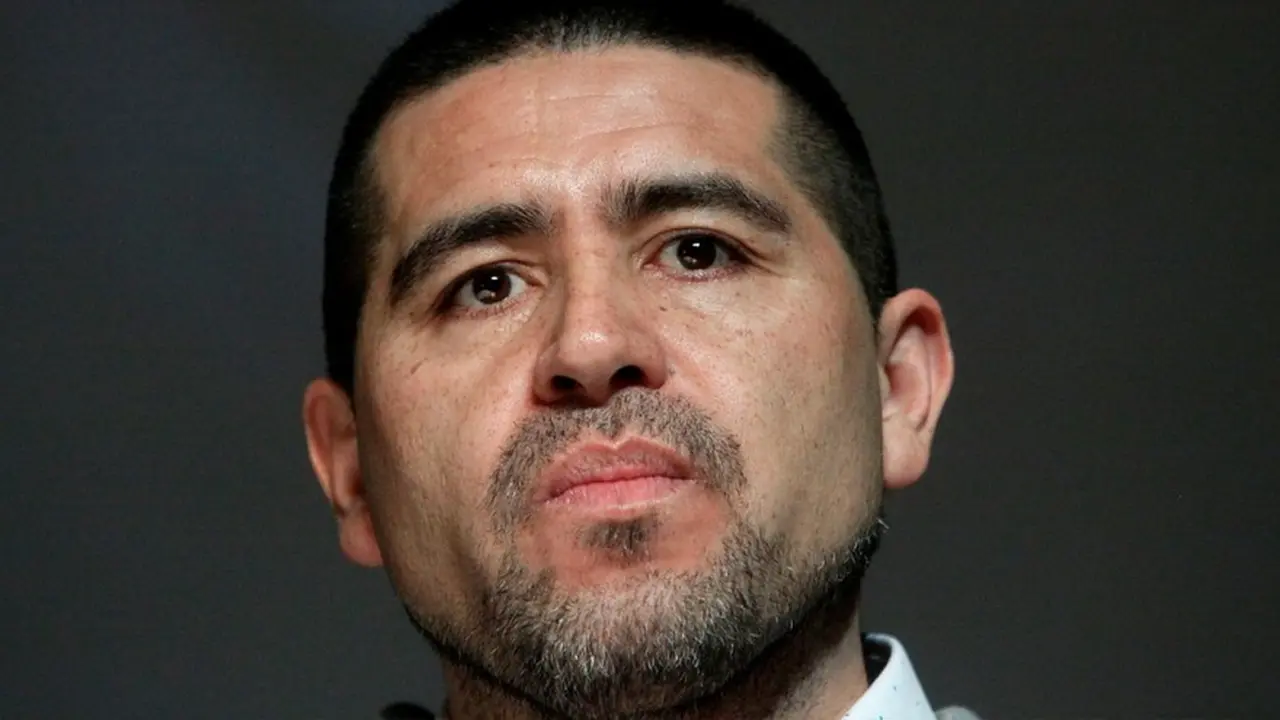 Mollo denunció que allegados a Juan Román Riquelme lo apretaron por sus críticas