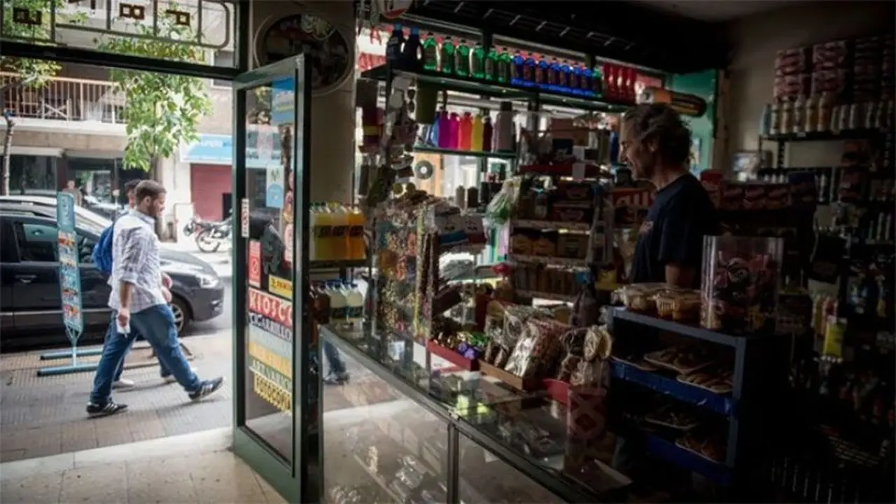 Los comercios atienden a oscuras cuando hay cortes de luz