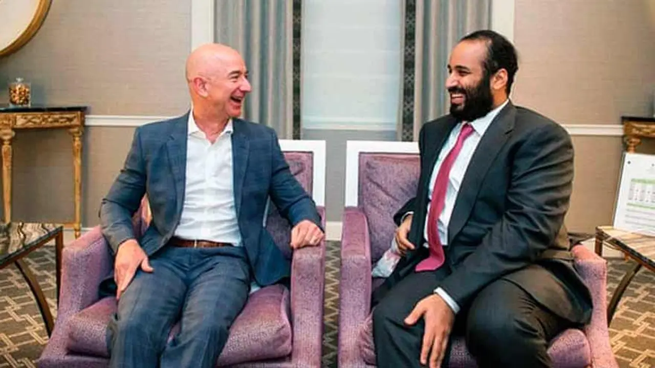 Jeff Bezos con Mohammed bin Salman durante una visita del príncipe a los EE.UU. en marzo de 2018.