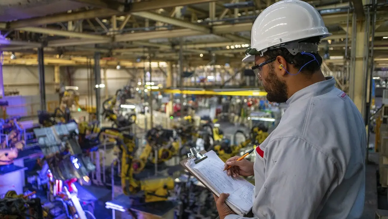 Un trabajador en una fábrica de autopartes