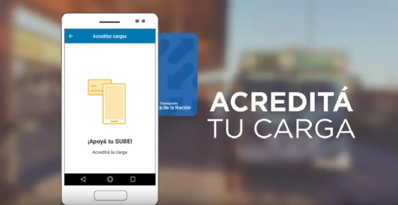 Apoyar la tarjeta en el celular, clave para completar el proceso.