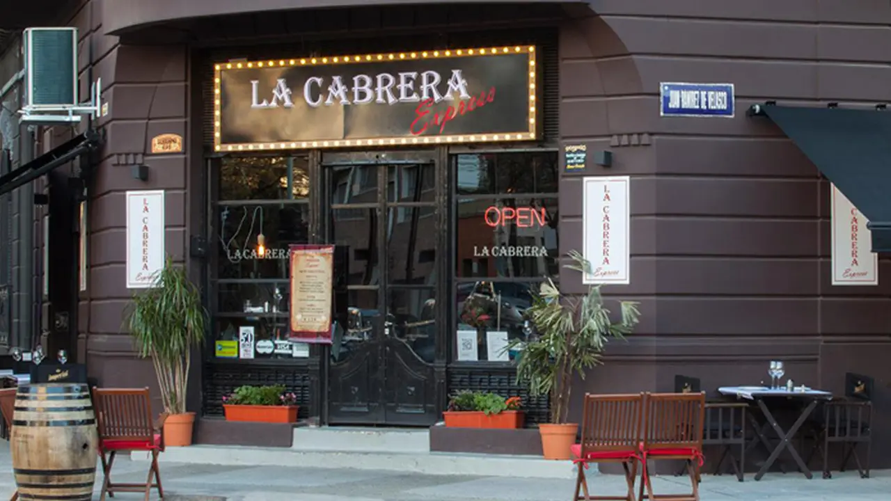 Otra nueva propuesta es más al estilo argentino a partir de los cortes de carne de La Cabrera al paso, un nuevo concepto de la reconocida parrilla argentina adaptado a la dinámica del aeropuerto, donde el pasajero podrá encontrar cortes de carnes, guarniciones y una selección de vinos.