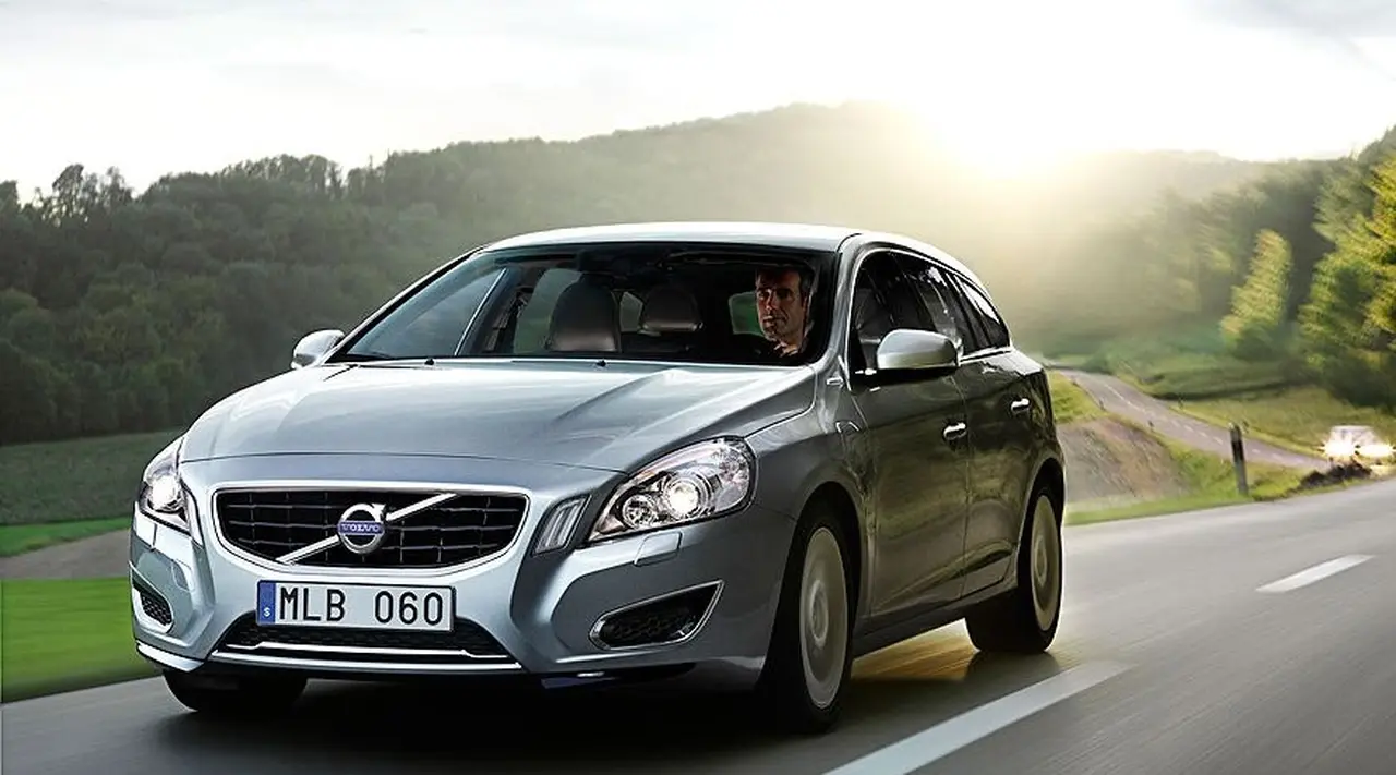 Volvo también tiene su auto híbrido.