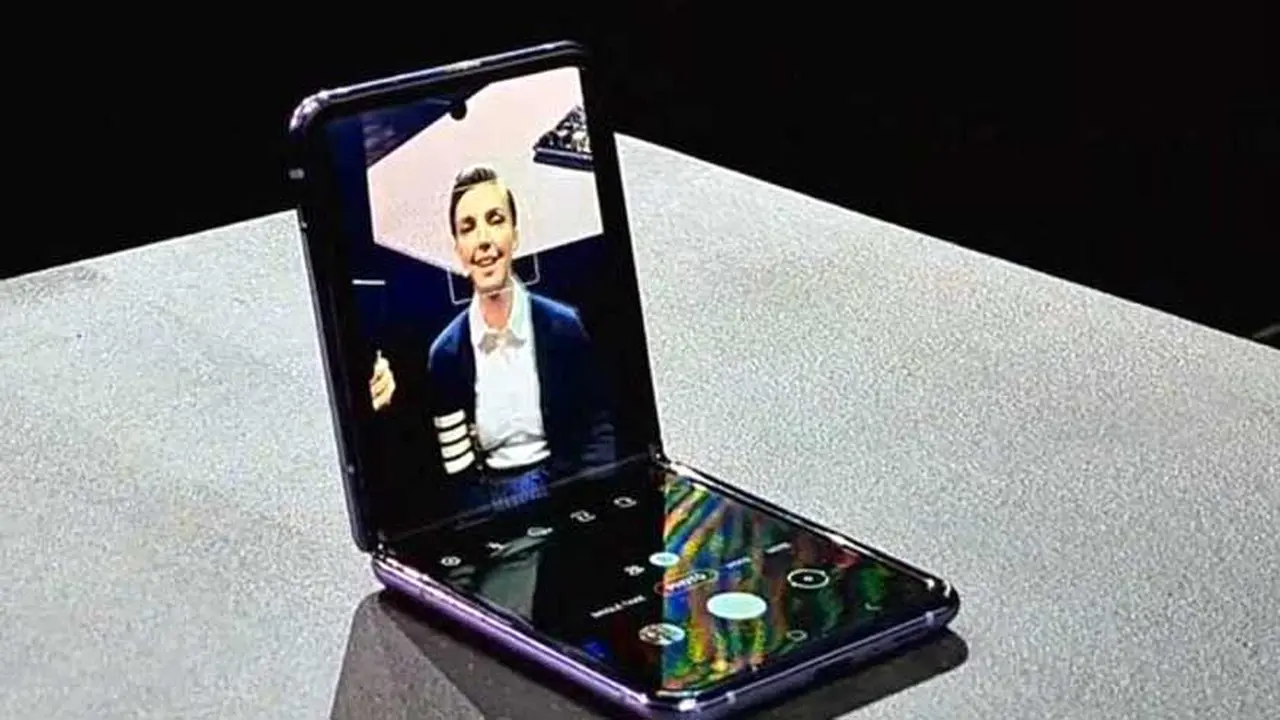 Foto: El Z Flip es el segundo smartphone de Samsung con pantalla flexible. Costará 1.380 dólares en Estados Unidos.